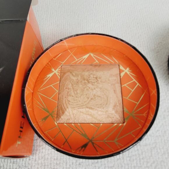 New Juvias Place Its Electric Glass Gloss and The Heroine Glow II highlighter - Picture 5 of 6